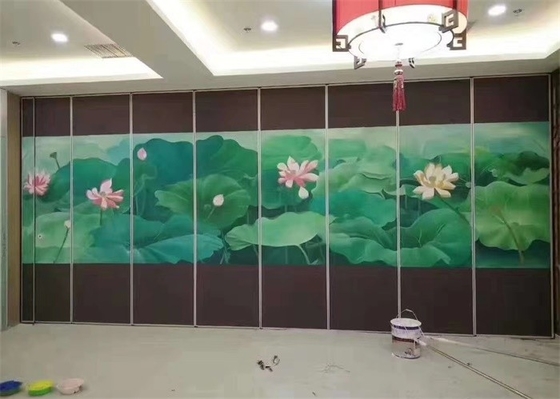 완전히 철회할 수 있는 것을 가진 수술 가능한 매달리는 파티션 월 시스템